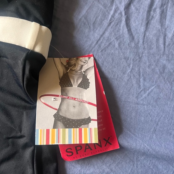 Spanx size 18 women’s tankini swim top in black with white details - Picture 3 of 5